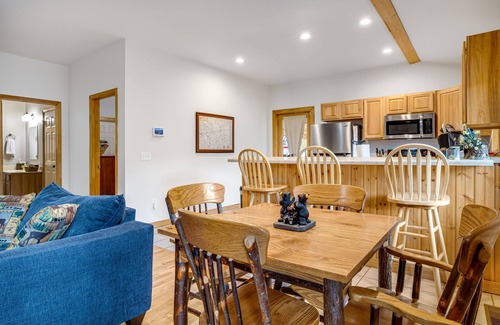 Maggie Valley Cabin | Lovely, one-story cabin in a serene mountain country club - golf, fish, and ski