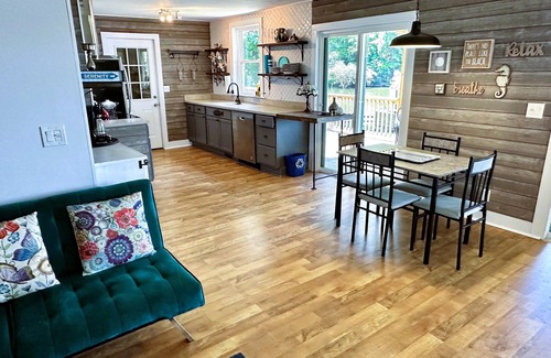 Macon House | Lovely, peaceful LAKE-front house with beautiful view and sunsets!