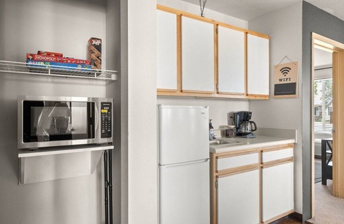 Paradise Apartment | Lovely Pet Friendly 2bd/2ba w/Private Entrance, On Site Laundry & Dedicated Parking
