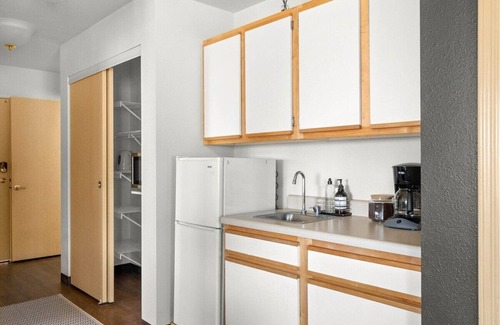 Paradise Apartment | Lovely Pet Friendly 2bd/2ba w/Private Entrance, On Site Laundry & Dedicated Parking