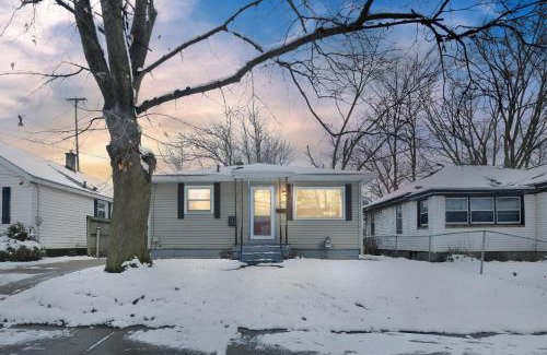 Wyoming House | Lovely PET FRIENDLY three bedroom in desirable Urbandale Location! home