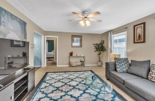 Wyoming House | Lovely PET FRIENDLY three bedroom in desirable Urbandale Location! home