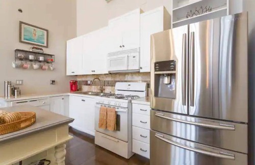 Forest Park Condo | Lovely, Pet Friendly Condo w/King Bed & Parking!