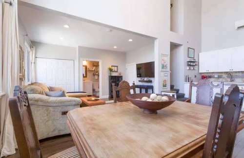 Forest Park Condo | Lovely, Pet Friendly Condo w/King Bed & Parking!