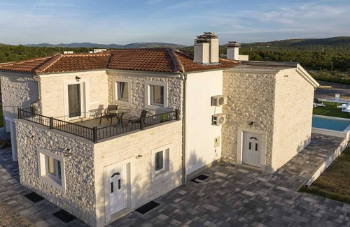 Sibenik Villa | Lovely poolside villa in Dubrava