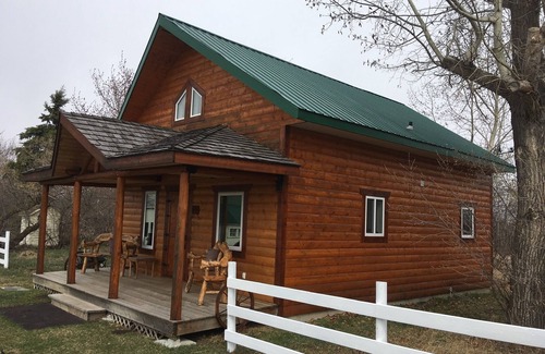 Division No. 7 Cabin | Lovely private cabin located in the country - ask us about family reunions also