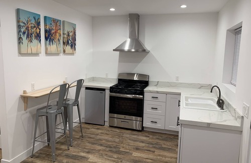 Valley Glen House | Lovely private cottage near studios