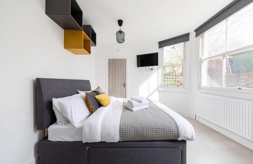 St. George's Apartment | Lovely Private Room and Shower At Anson Hotel