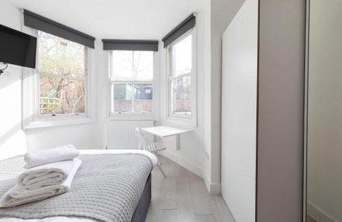 St. George's Apartment | Lovely Private Room and Shower At Anson Hotel