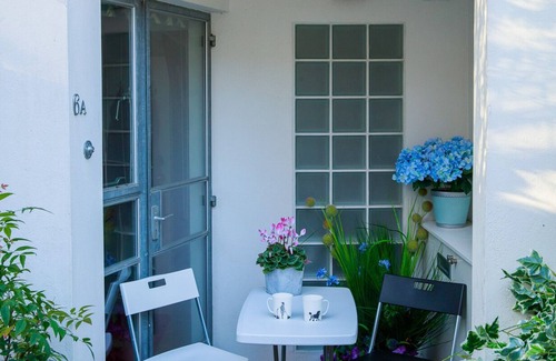 Frognal and Fitzjohns Apartment | Lovely Private Room In Historic Hampstead. En Suite and covered Private Entrance