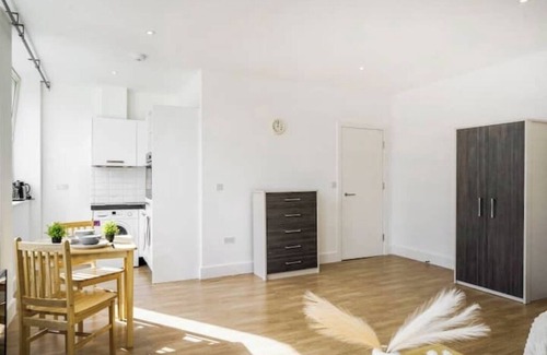 Borehamwood Apartment | Lovely private spacious studio