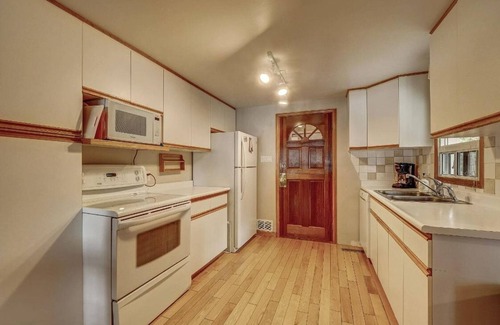 Head Lake Cottage | Lovely private waterfront cottage with private beach, boats and volleyballbeach
