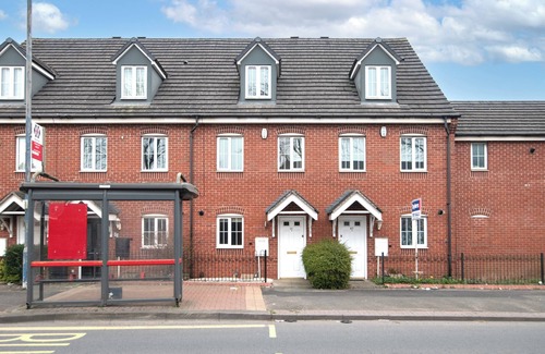 Tipton House | Lovely refurbed 4 bed house in Black Country