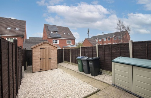 Tipton House | Lovely refurbed 4 bed house in Black Country