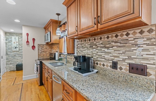 Warwick House | Lovely remodeled Home close to beach!