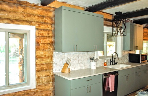 Crawfordsville House | Lovely Renovated and Secluded Log Cabin