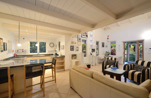Les Terres Basses Cottage | Lovely, romantic cottage in safe Terres Basses tucked away in private setting.