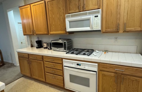 Hesperia House | Lovely Room in Hesperia Close to Highway 1