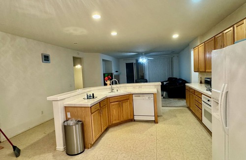 Hesperia House | Lovely Room in Hesperia Close to Highway 1