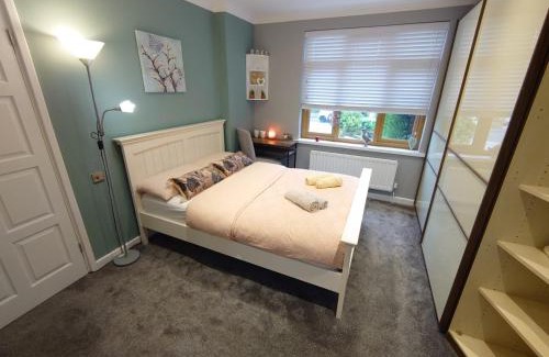 Rayleigh House | Lovely room with ensuite in a quiet house