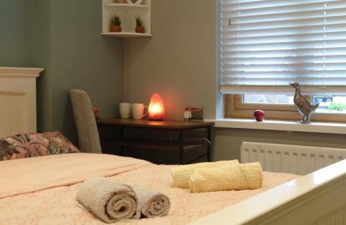 Rayleigh House | Lovely room with ensuite in a quiet house