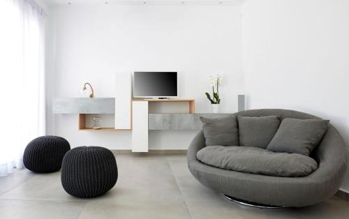 Exo Gialos Villa | Lovely Santorini Villa 3 Bedrooms Villa Petra Private Pool & Outdoor Dining Area Exo Gialos