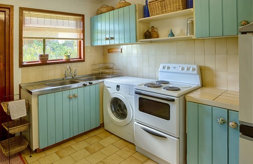 Fish Hoek House | Lovely sea, valley and mountain views from high on the mountainside! Enjoy!