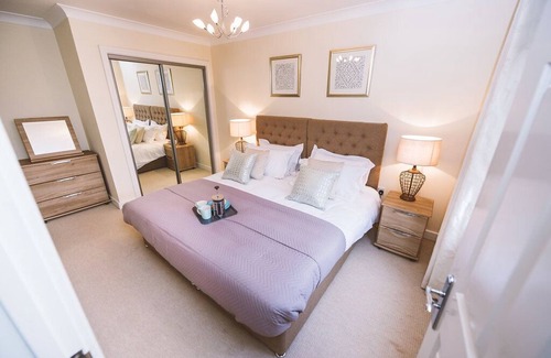 Leatherhead Apartment | Lovely Serviced Apartment in Royal Swan Quarter Leatherhead