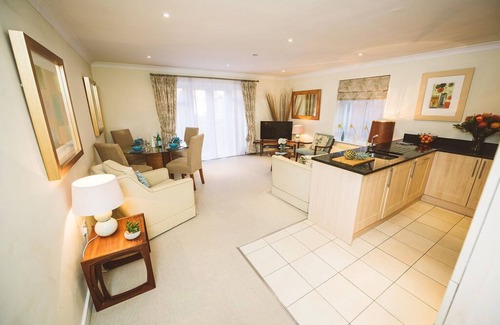 Leatherhead Apartment | Lovely Serviced Apartment in Royal Swan Quarter Leatherhead