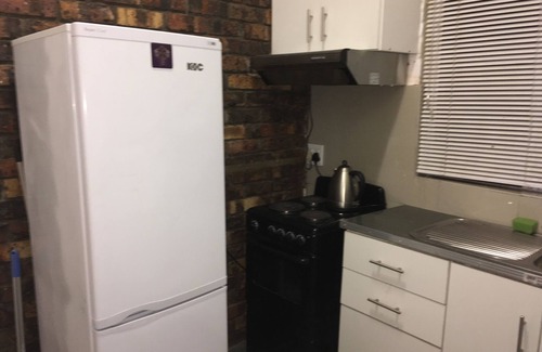 Parow North Apartment | Lovely Single Room Apartment with separate Kitchen and Bathroom