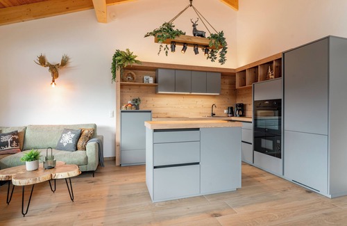 Sankt Lambrecht House | Lovely ski in-ski out lodge with a carport