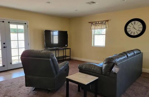 Lancaster House | Lovely Spacious 1 Bdrm Entire home w/3 Queen Beds