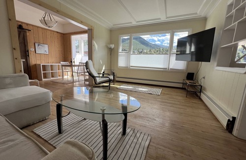 Idaho Springs House | Lovely, Spacious 1 Bedroom - Awesome VIEWS, LIGHT