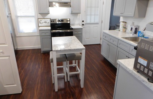 Springfield House | Lovely spacious 3-br home w/firepit close to lakes 3 major cities parks-w/trails