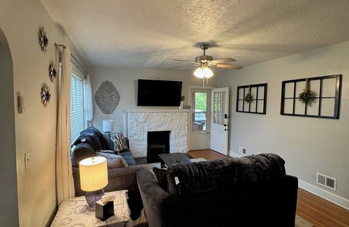 Roanoke House | Lovely& Spacious 4-bedroom house in charming Roanoke with WiFi, AC, King Bed