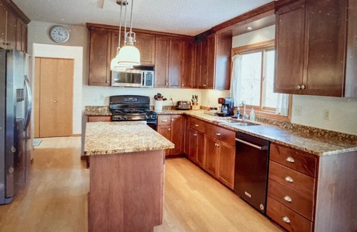 Woodbury House | Lovely, Spacious 5 Bedroom Home near Twin Cities