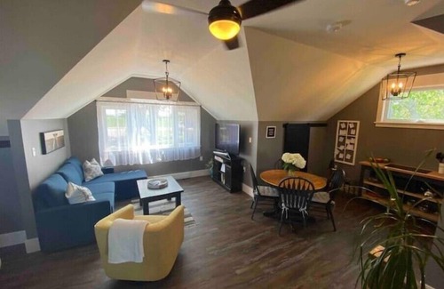 Prince Edward Apartment | Lovely spacious 600sq ft loft with beautiful views