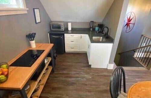 Prince Edward Apartment | Lovely spacious 600sq ft loft with beautiful views