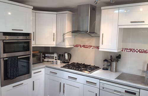 Kingsbridge House | Lovely spacious family and pet friendly home with fabulous views and parking