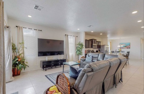 Rio Rancho House | Lovely spacious home, king size bed, fast speed Wi-Fi, large TVs in all rooms