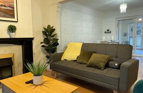 Beeston House | Lovely Spacious House Family & Contractor Friendly 3 Bedroom Near Leeds Centre Sleeps 8