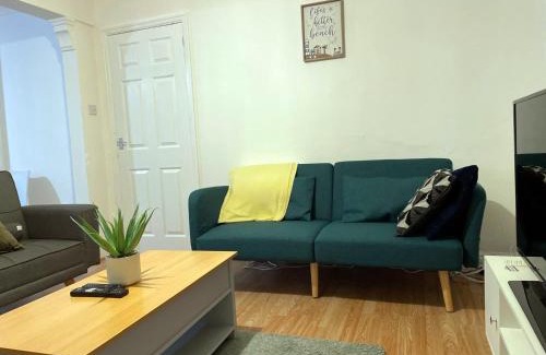 Beeston House | Lovely Spacious House Family & Contractor Friendly 3 Bedroom Near Leeds Centre Sleeps 8