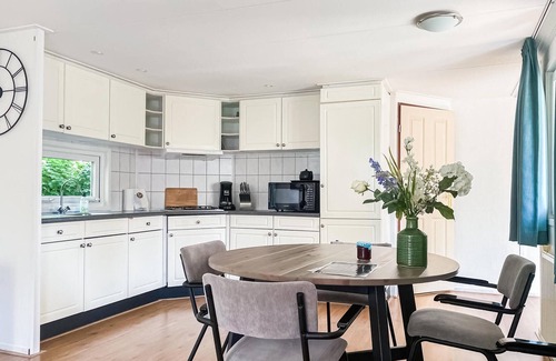 Krachtighuizen House | Lovely (sta)caravan in Putten with WiFi