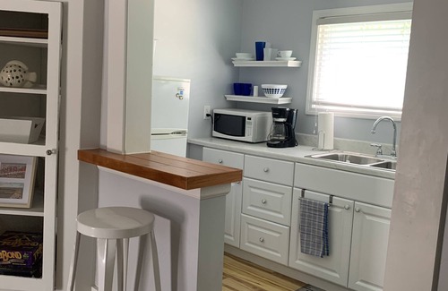 Lakeside Apartment | Lovely Studio Cottage. Great Location inside Lakeside gates,close to downtown.