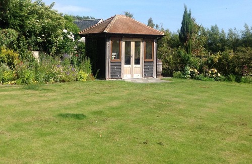 Sidlesham Apartment | Lovely studio apartment in grounds of beautiful renovated barn near Chichester.