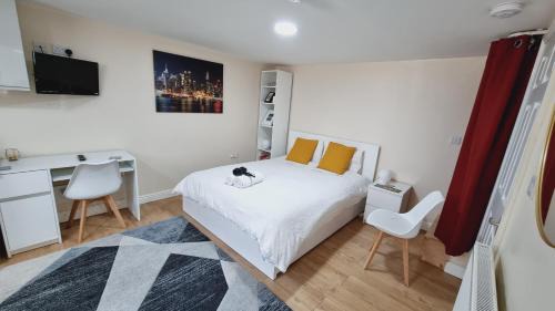 Harehills Apartment | Lovely studio-flat with free parking, free WiFi.