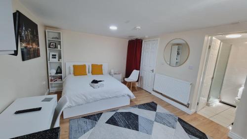 Harehills Apartment | Lovely studio-flat with free parking, free WiFi.
