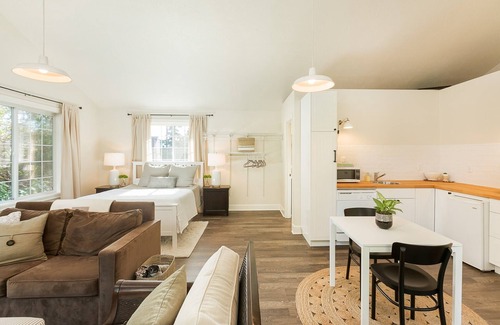 Lake Oswego House | Lovely Studio/Guesthouse in Lake Oswego