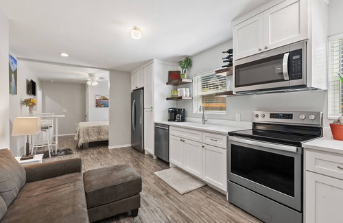 Bouldin Condo | Lovely studio in HEART of SOCO! 1 block to the action!