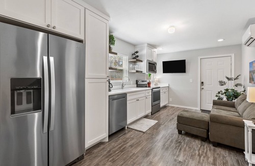 Bouldin Condo | Lovely studio in HEART of SOCO! 1 block to the action!